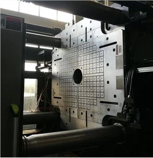 Magnētiskā iespīlēšanas sistēma ātrai pelējuma maiņai